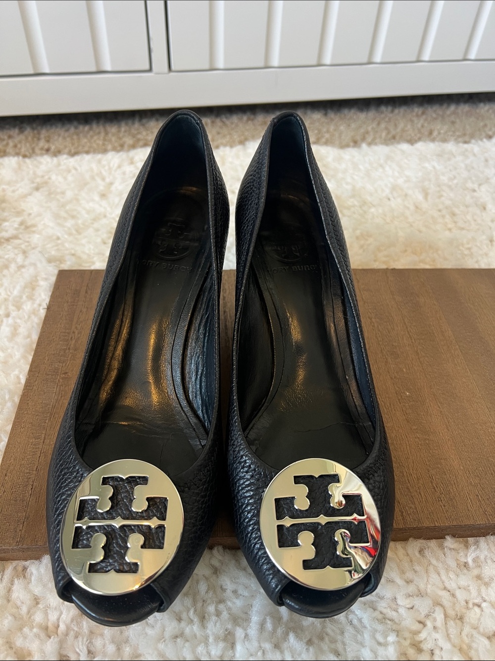 Tory Burch Sally Wedge Peep Toe 8m Black
Pebbled Leather Pump - Picture 2 of 6